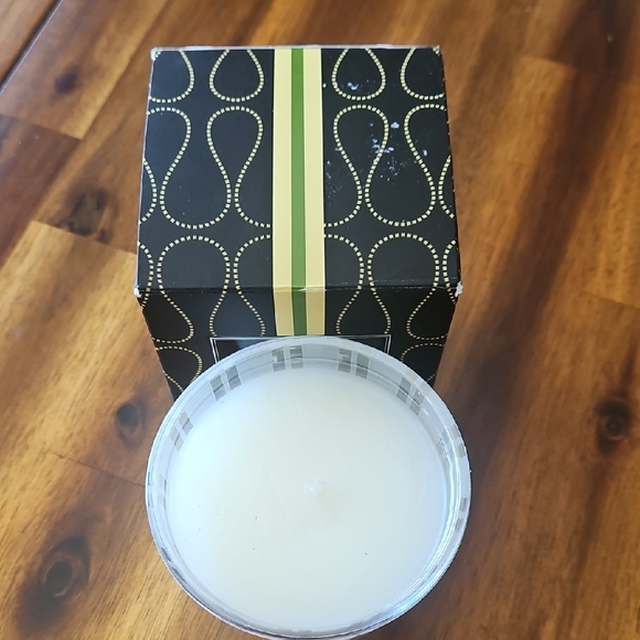 Nest Grapefruit Scented Candle - Cream - Picture 3 of 6